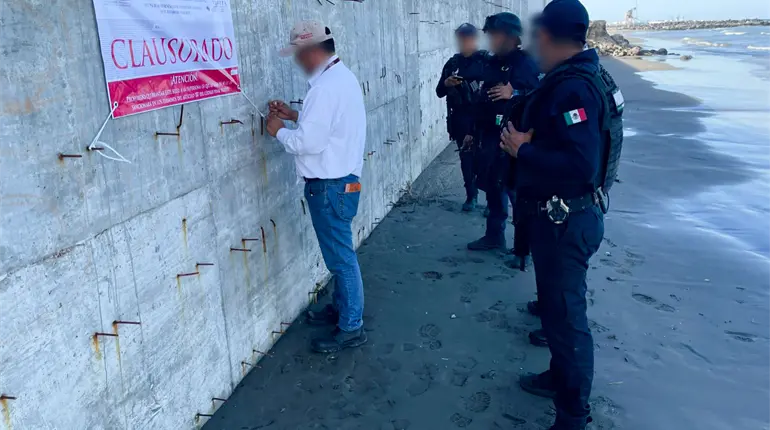 Profepa clausura barda "ilegal" en playa "El Destapa" en Boca del Río por riesgo ambiental