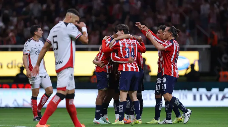 Con triplete de Armando González, Chivas golea al Atlas y se lleva el Clásico Tapatío