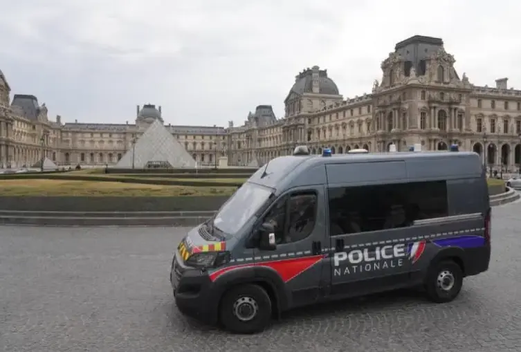 Detienen a dos sospechosos del robo de joyas en el Museo del Louvre en Francia