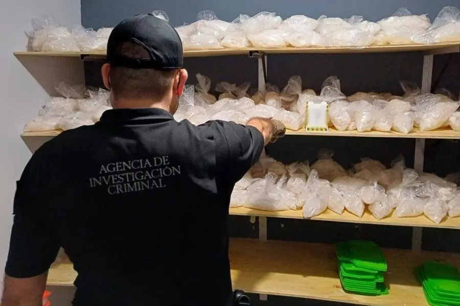 Tras cateo aseguran 385 kilos y 170 litros de metanfetamina en Sinaloa