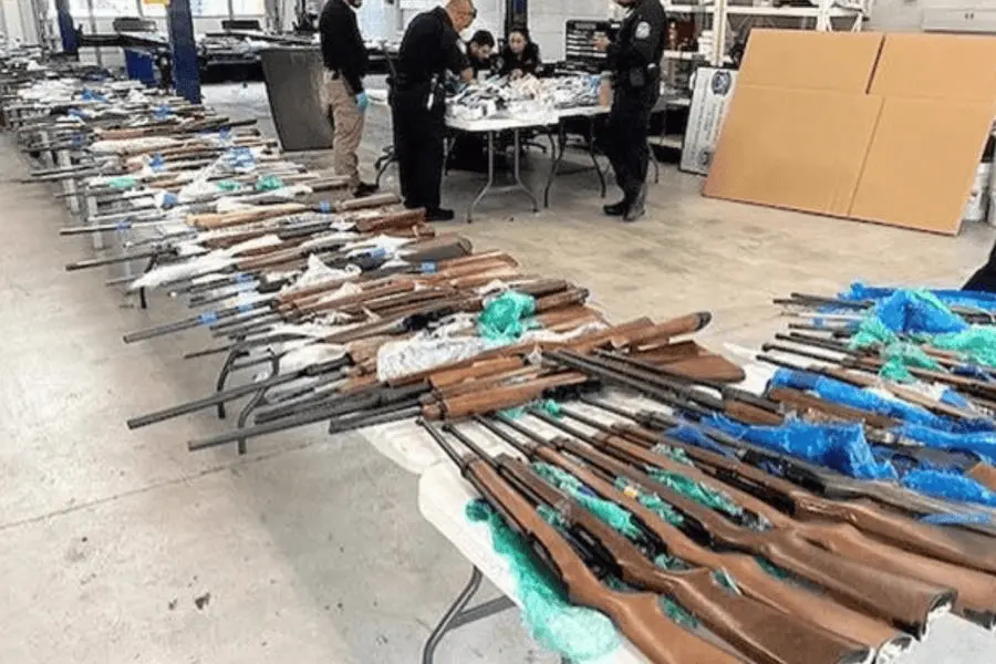 Embajador Ronald Johnson confirma incautación de 400 armas en EE. UU. con destino a México