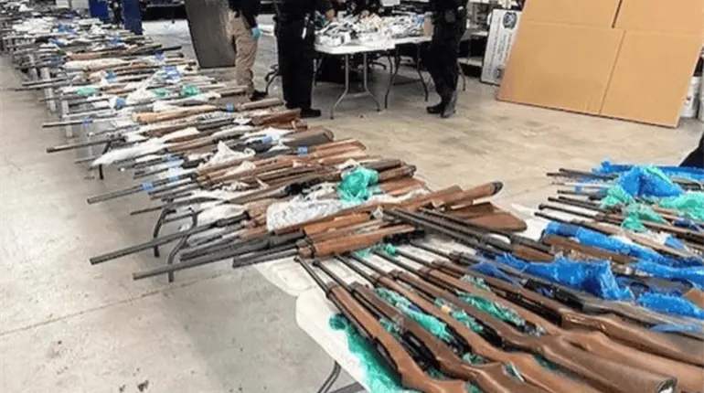 Embajador Ronald Johnson confirma incautación de 400 armas en EE. UU. con destino a México