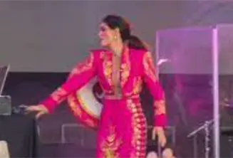 Ana Bárbara se enoja y avienta micrófono por fallas en audio en Veracruz