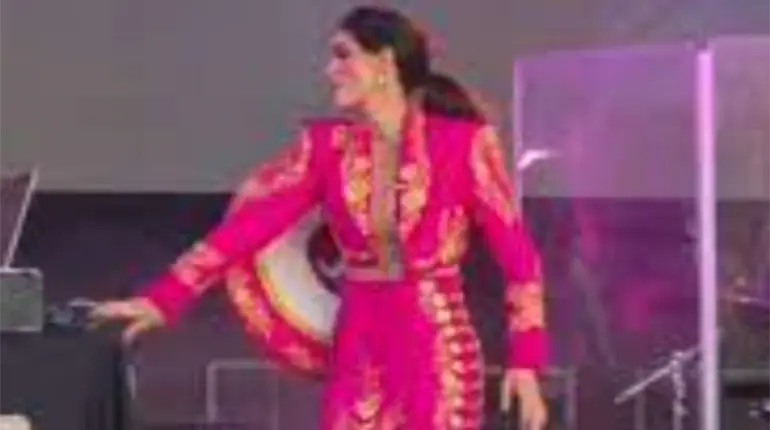 Ana Bárbara se enoja y avienta micrófono por fallas en audio en Veracruz