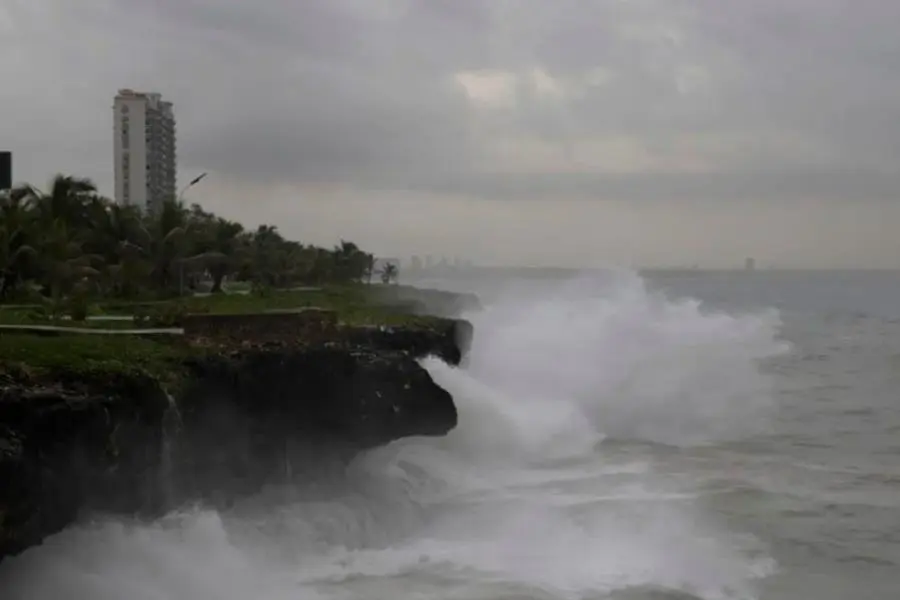 SRE pide a mexicanos en Jamaica mantenerse alerta por Huracán Melissa