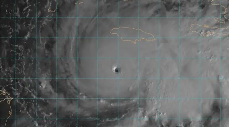Melissa se acerca a Jamaica como huracán categoría 5
