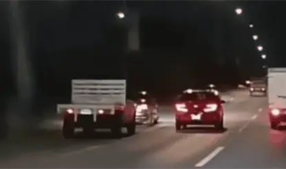 Vehículos se cierran el paso en Periférico de Mérida y uno cae de un puente