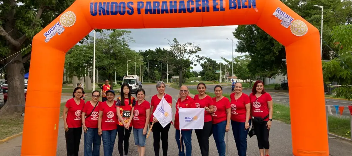 Enrique Ramón Villarreal y María González Morales, ganadores de la octava carrera del Club Rotary Tabasco