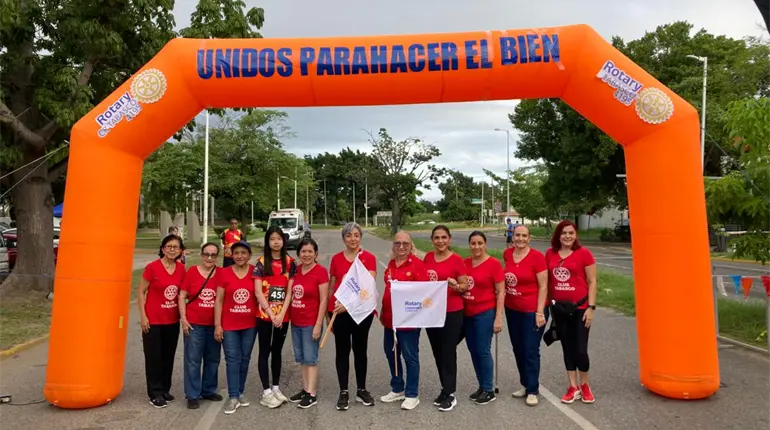 Enrique Ramón Villarreal y María González Morales, ganadores de la octava carrera del Club Rotary Tabasco