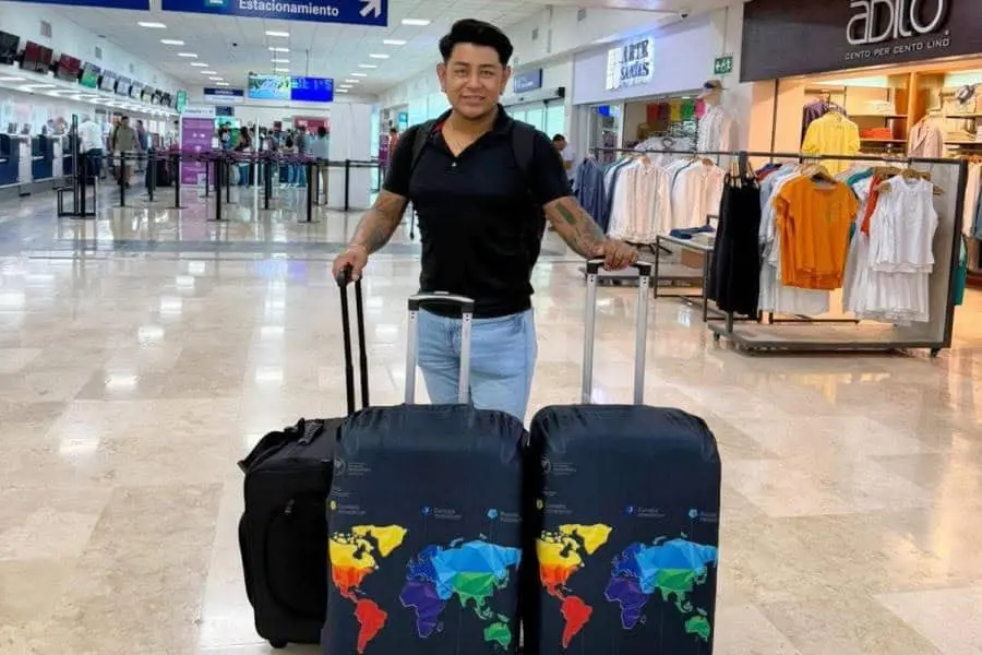 Estilista tabasqueño es parte del equipo de Miss Universo en Tailandia