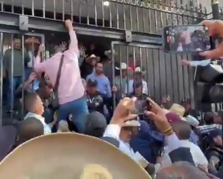 Agricultores intentan dar portazo en instalaciones de la Segob en CDMX tras no llegar a acuerdo