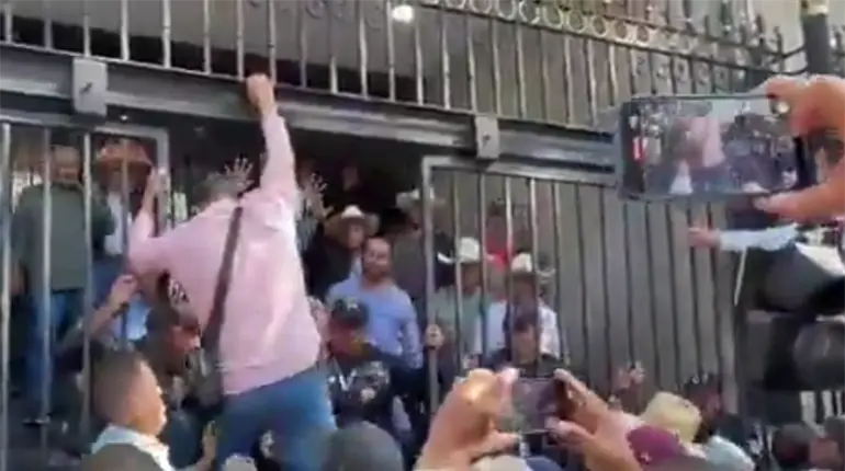 Agricultores intentan dar portazo en instalaciones de la Segob en CDMX tras no llegar a acuerdo