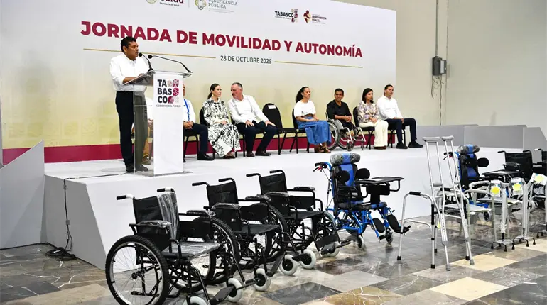 Entrega el gobernador May apoyos funcionales para 492 personas