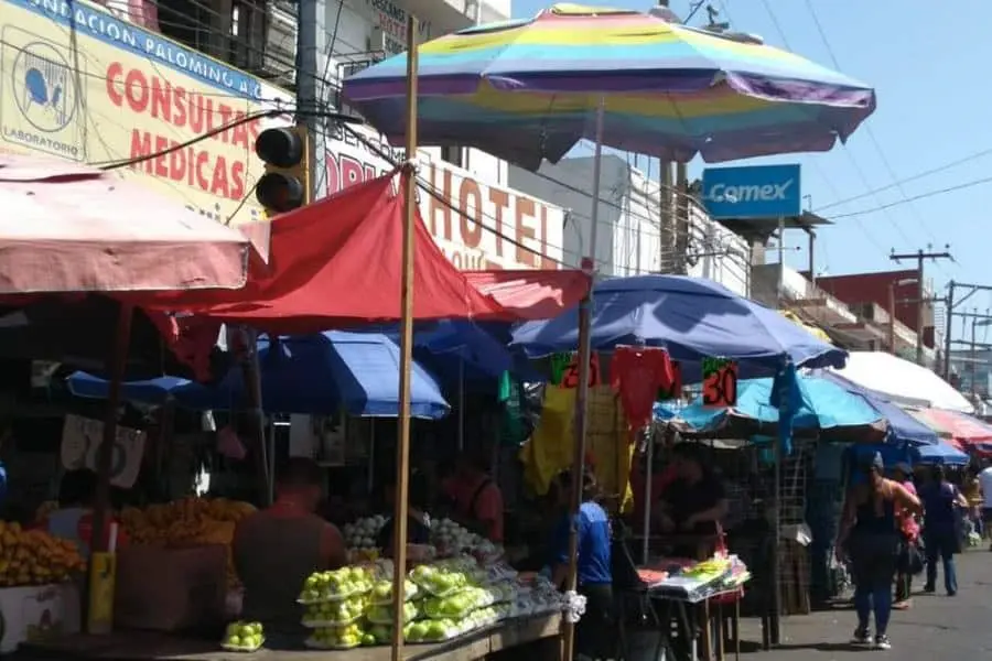 Debido al ambulantaje, locatario del Pino Suárez ve difícil cierre de año