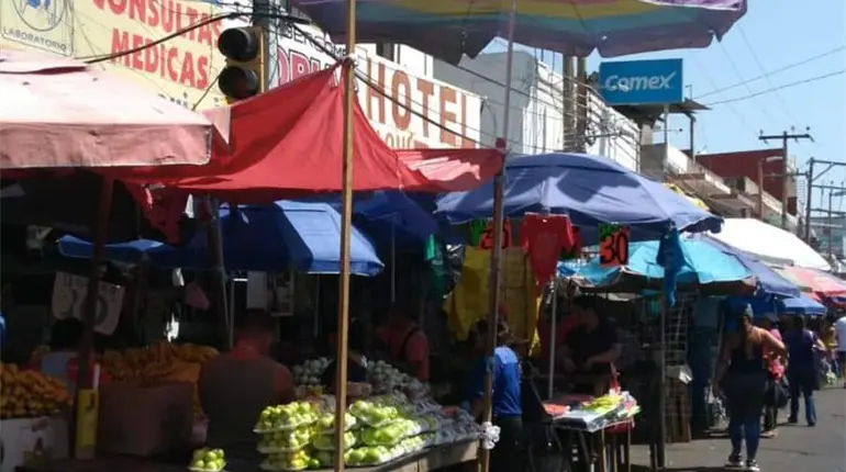 Debido al ambulantaje, locatario del Pino Suárez ve difícil cierre de año