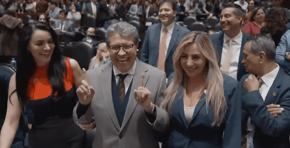 Monreal llama "batichicas" a diputadas que se hicieron de palabras por estar al lado de Harfuch