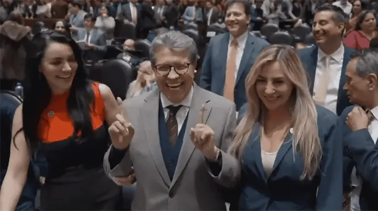 Monreal llama "batichicas" a diputadas que se hicieron de palabras por estar al lado de Harfuch