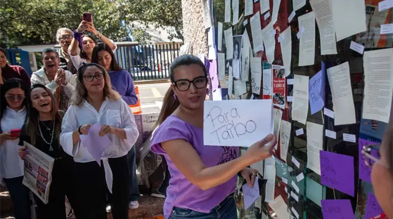 Escritoras y activistas exigen la renuncia de Taibo II afuera de la sede del FCE en la CDMX