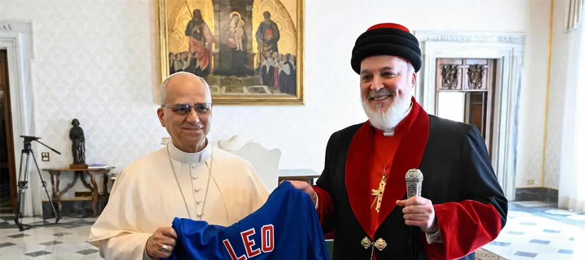 Regalan a León XIV un jersey de los Chicago Cubs, eternos rivales de los White Sox, equipo del Papa