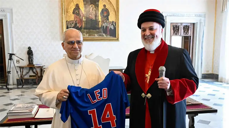 Regalan a León XIV un jersey de los Chicago Cubs, eternos rivales de los White Sox, equipo del Papa