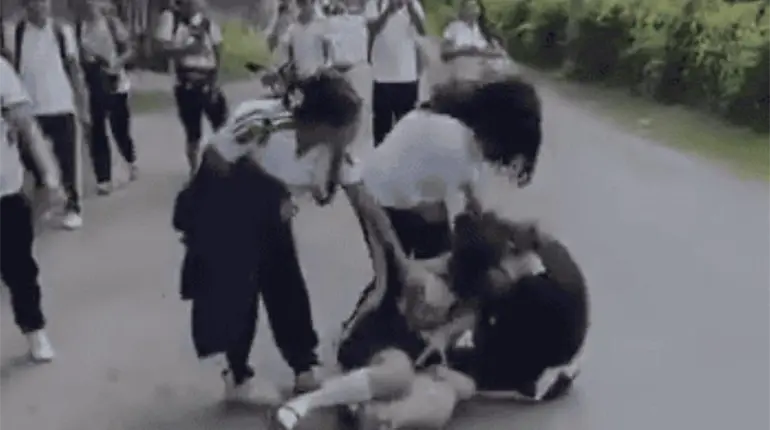 Se lían a golpes tres estudiantes del CECyTE en Dos Montes, Centro