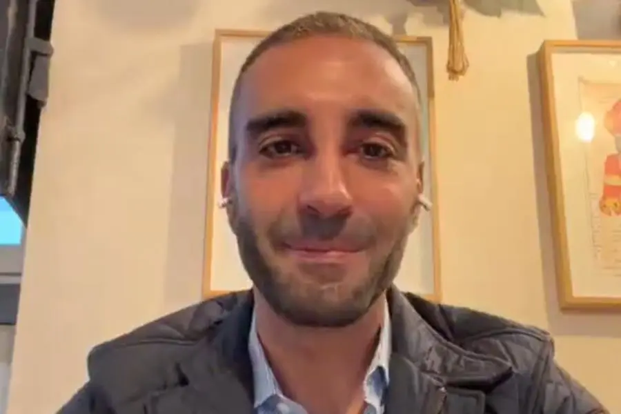 Simón Levy manda saludo a Sheinbaum en transmisión en vivo, asegura estar "bien y libre"