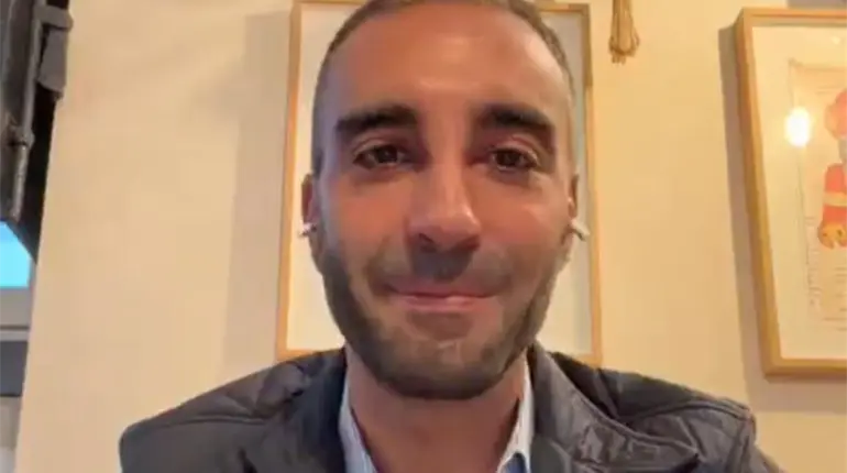 Simón Levy manda saludo a Sheinbaum en transmisión en vivo, asegura estar "bien y libre"