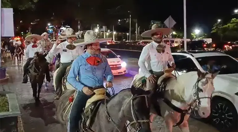 Honran memoria de los charros fallecidos con la cabalgata "El galope de la eternidad"