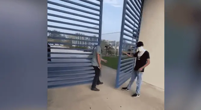 Un grupo de alumnos del Tec de Los Ríos cierran portones del instituto