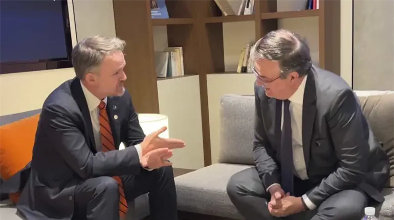 Ebrard sostiene reunión con representante comercial de EE.UU. durante cumbre APEC