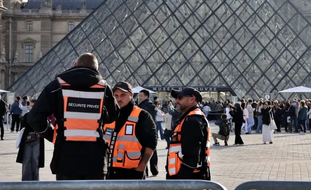Dictan prisión preventiva a sospechosos del robo de joyas del Louvre en París