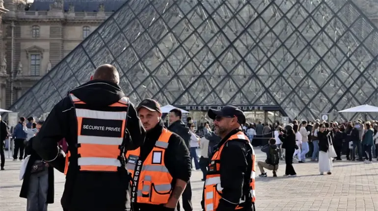 Dictan prisión preventiva a sospechosos del robo de joyas del Louvre en París