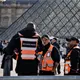 Dictan prisión preventiva a sospechosos del robo de joyas del Louvre en París