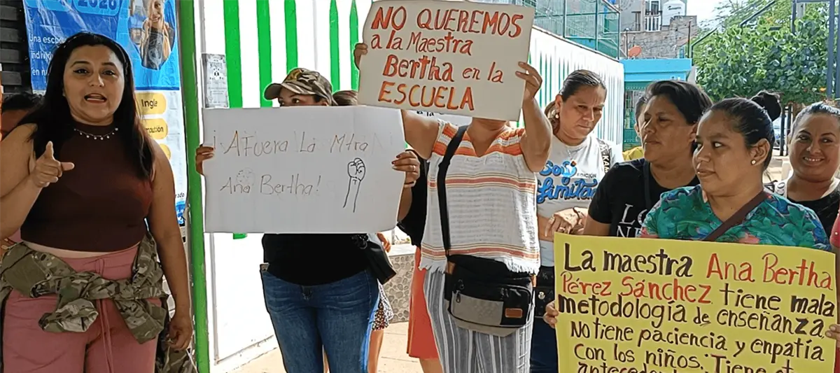 Protestan madres de familia contra maestra en primaria de Gaviotas