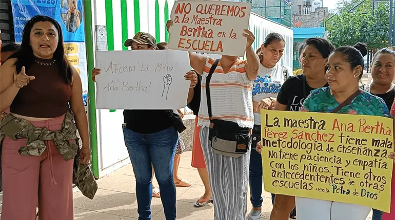 Protestan madres de familia contra maestra en primaria de Gaviotas