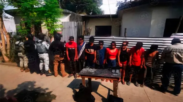 Detienen en Teapa a 8 personas; les aseguran un arma, drogas y chalecos tácticos