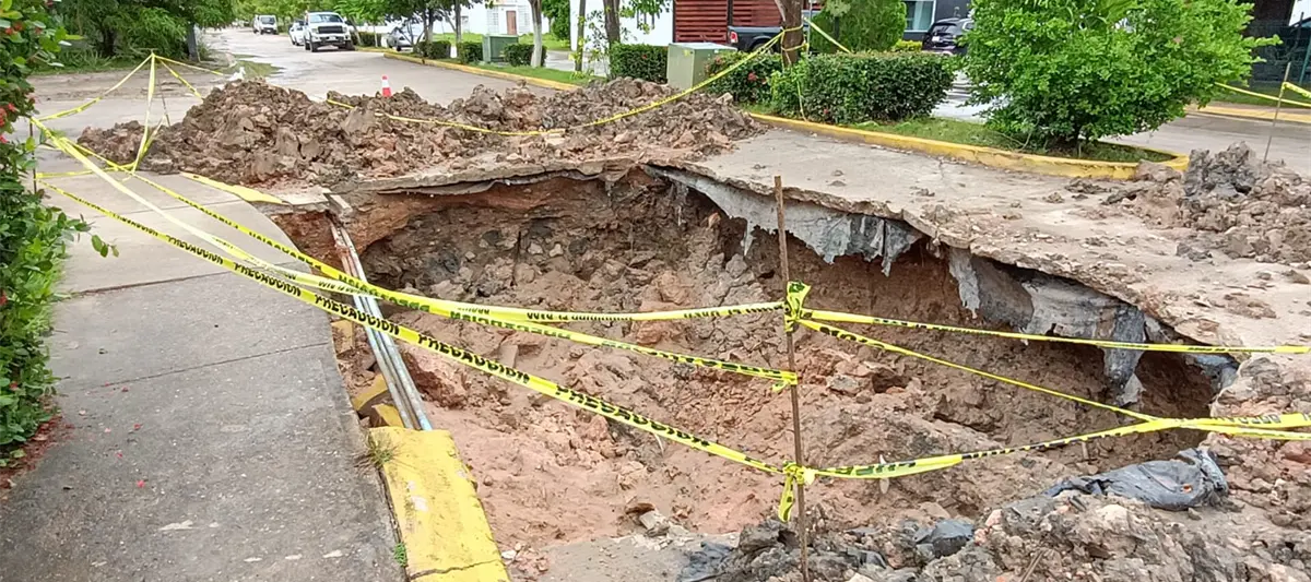 Urgen habitantes del Fracc. La Huerta reparación de mega socavón y calles
