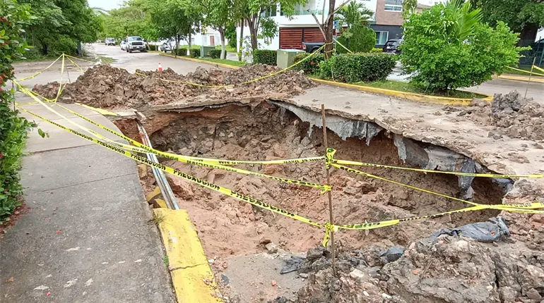 Urgen habitantes del Fracc. La Huerta reparación de mega socavón y calles