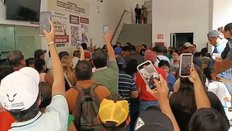 Habitantes de Casa Blanca irrumpen con violencia en Palacio Municipal