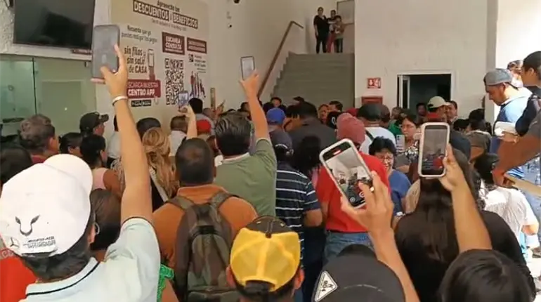 Habitantes de Casa Blanca irrumpen con violencia en Palacio Municipal