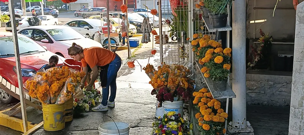 Listos comerciantes de flores y tamales para ventas por el Día de Muertos