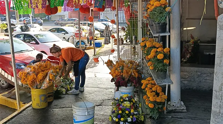 Listos comerciantes de flores y tamales para ventas por el Día de Muertos