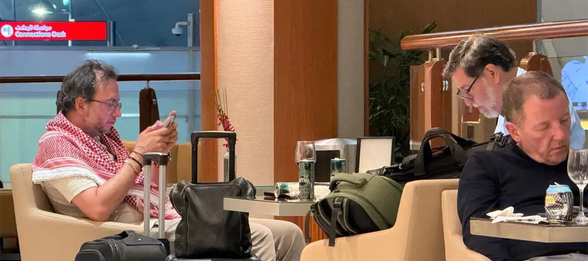 Noroña en presunta sala VIP de Dubai; imagen se viraliza en redes sociales