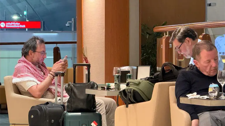 Noroña en presunta sala VIP de Dubai; imagen se viraliza en redes sociales