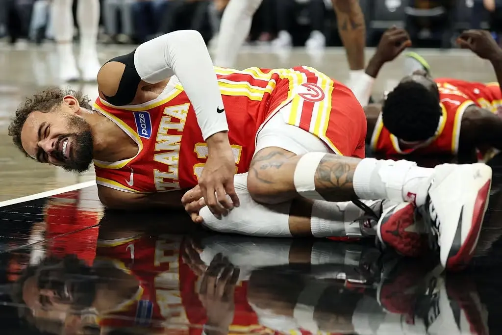 Trae Young sufre esguince de rodilla por choque con compañero de equipo