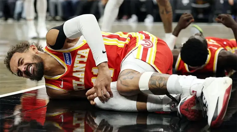 Trae Young sufre esguince de rodilla por choque con compañero de equipo