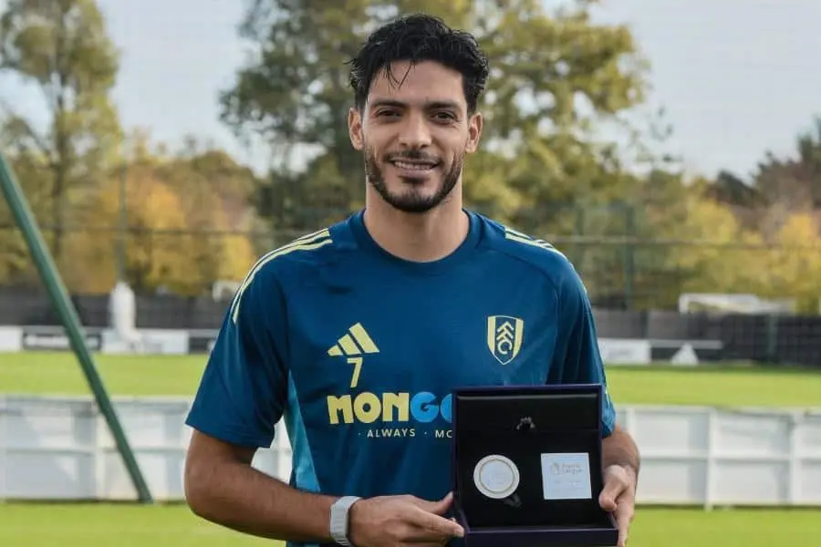 Raúl Jiménez recibe reconocimiento por 200 partidos en Premier League