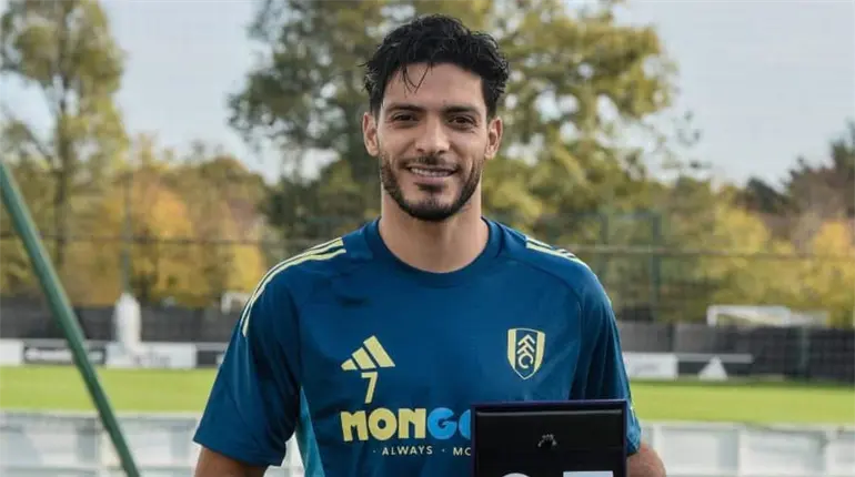 Raúl Jiménez recibe reconocimiento por 200 partidos en Premier League