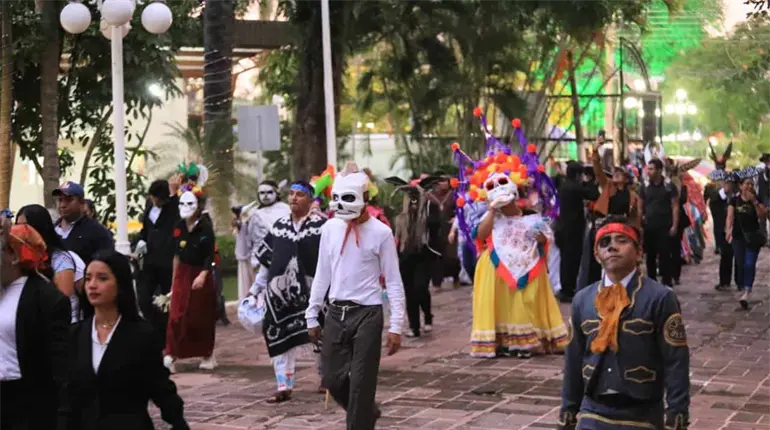 Realizan "Comparsa macabrona" y Festival del Camino de las Ánimas en Villahermosa