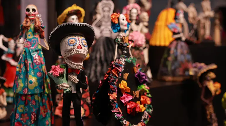 Exponen colección de 100 Catrinas de Juan Torres en el Centro Cultural